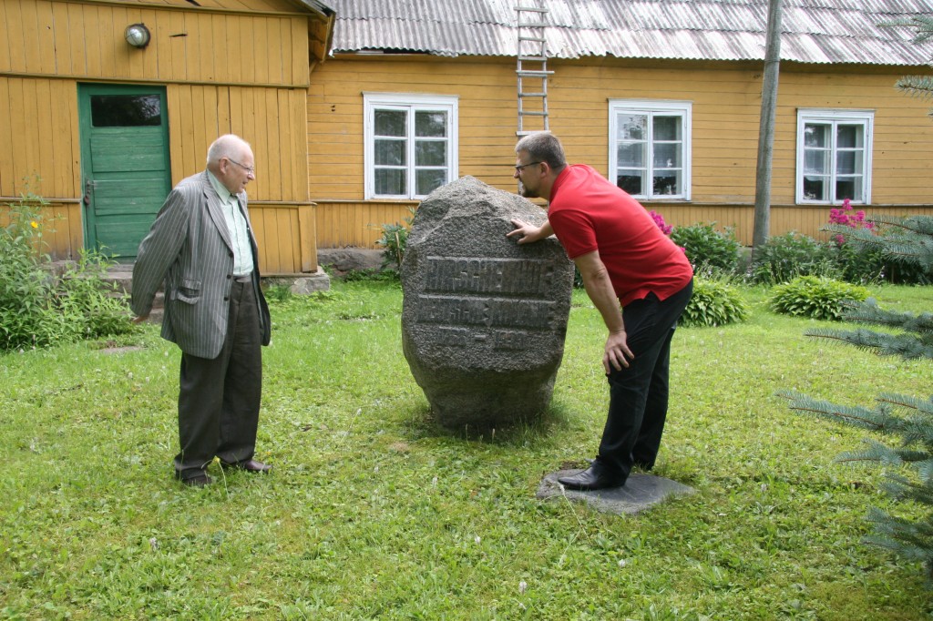 Profesors Jānis Stradiņš un Guntis Belēvičs pie pieminekļa Iršu kolonistiem (Hirschenhof Deutsche Kolonie 1768 – 1939), 30.07.2011, Irši